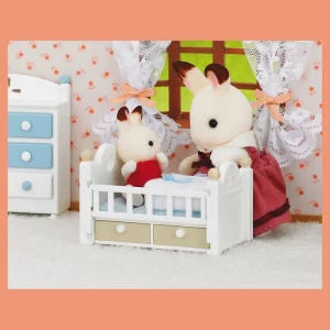 Epoch D’Enfance 5017 – Bébé Lapin Chocolat Avec Lit – Sylvanian Families 10